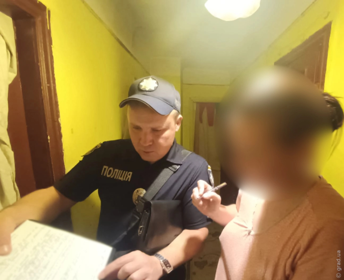 мать оставила детей в запертой квартире