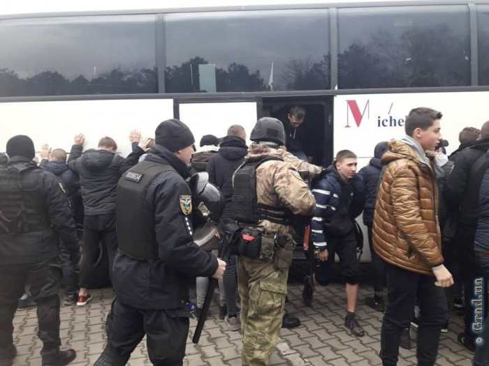 Группу вооруженных людей задержали на въезде в Одессу