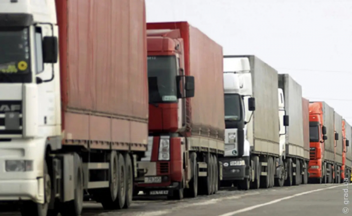 До уваги водіїв: дорогами Одеської області вдень заборонено рух вантажівок