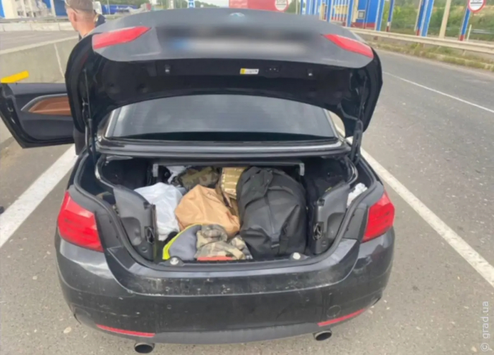 На трасі Київ-Одеса затримали підозрілого чоловіка з набоями у багажнику