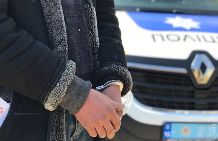 Проколол соседа вилами: в Одесской области задержали мужчину