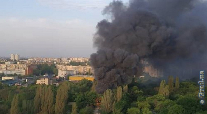 Дым над Одессой: пожар на территории бывшей военной части