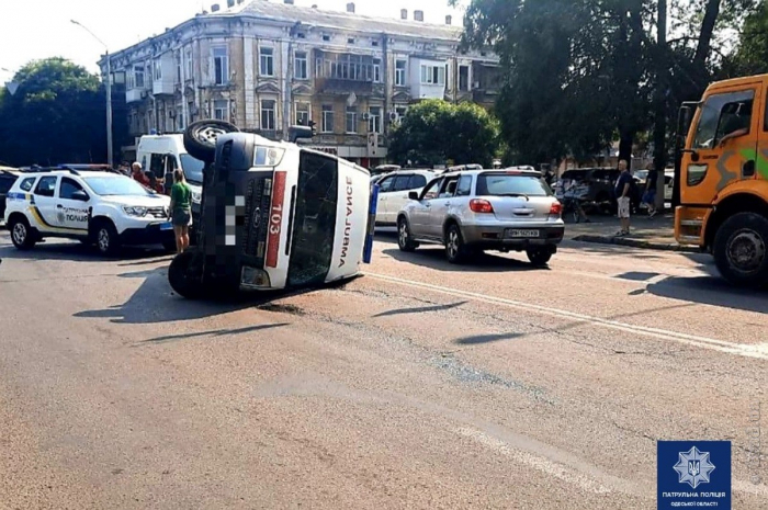 В Одессе перевернулся автомобиль скорой