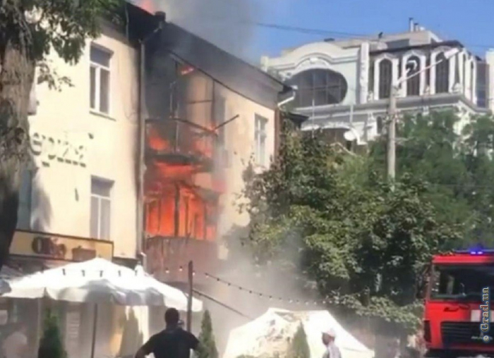 Пожар в жилом доме в центре Одессе
