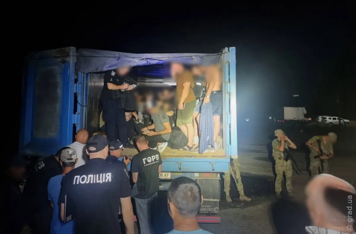 41 человек в прицепе: в Одесской области задержали грузовик с уклонистами
