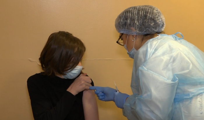 В Одессе начали вакцинировать от коронавируса подростков