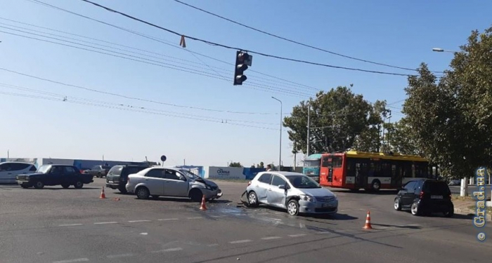 Автомобиль Chevrolet с ребенком в салоне попал в ДТП в Одессе