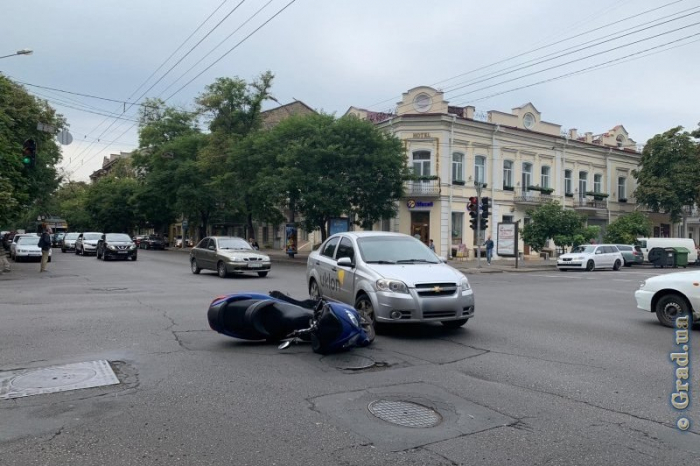 В центре Одессы столкнулись легковой автомобиль и мопед