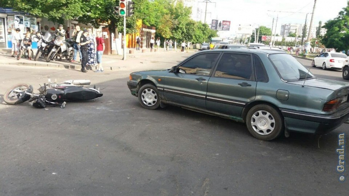 В Одессе водитель мотоцикла попал в больницу после столкновения с Mitsubishi