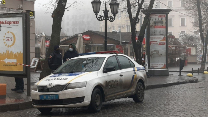 В центре Одессы мужчина угрожал взорвать гранату в McDonald’s