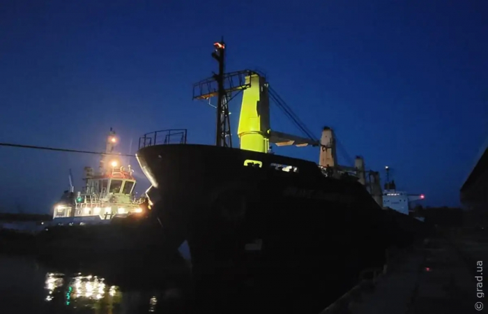 Ще пять суден з українським зерном вийшло з портів Одещини