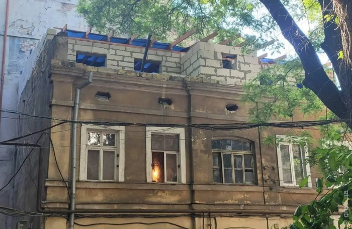 У центрі Одеси зносять незаконний поверх з будівлі