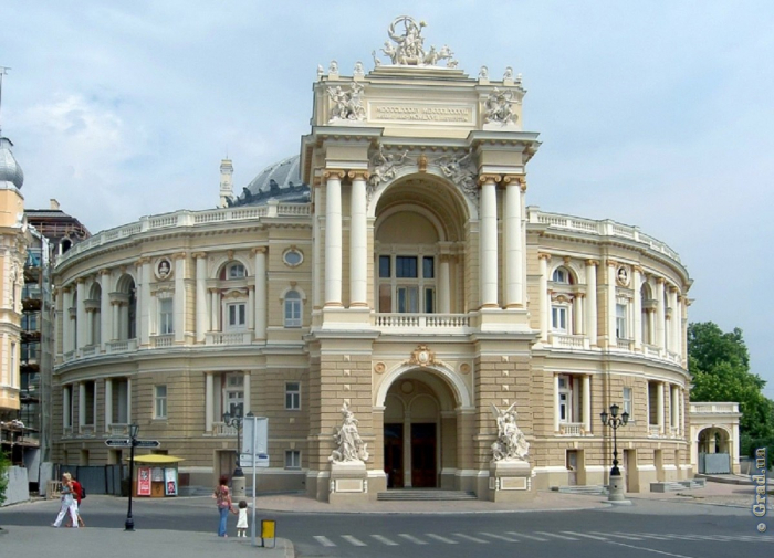 Правоохранители проверяют информацию о минировании Оперного театра и Дома Навроцкого