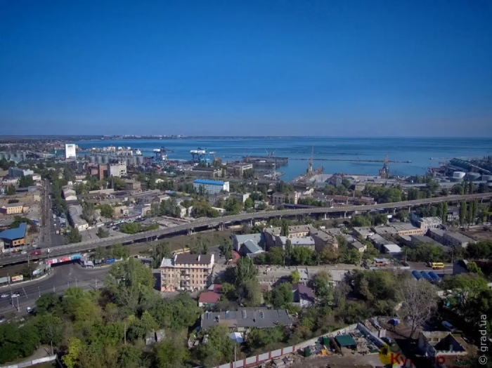 В результате ночного обстрела в Одессе повреждены нежилые помещения