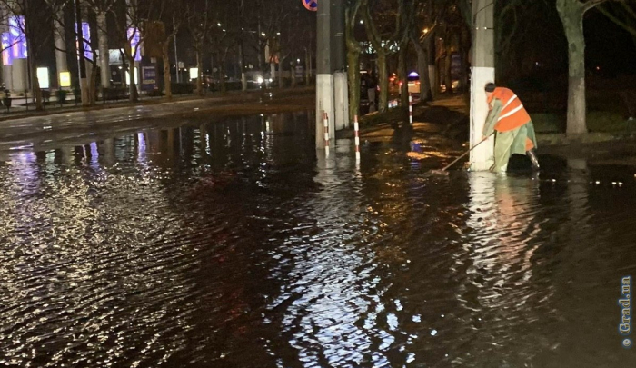 Ночной дождь подтопил несколько одесских улиц