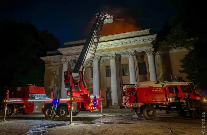 Ночной пожар на Овидиопольской дороге: горело трехэтажное здание