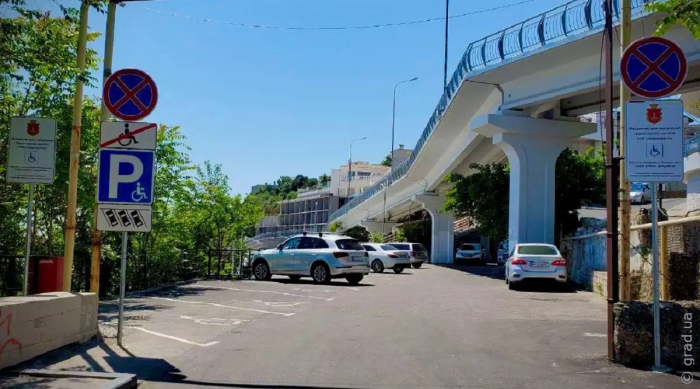В Одессе обустроили инклюзивную парковку