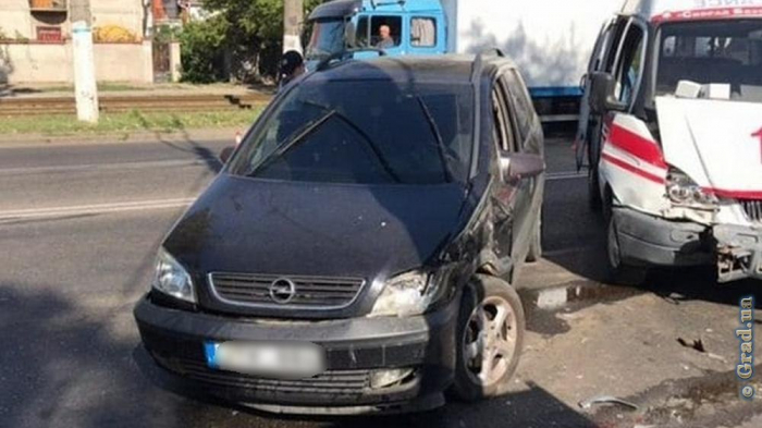 В Одессе столкнулись иномарка и карета скорой помощи