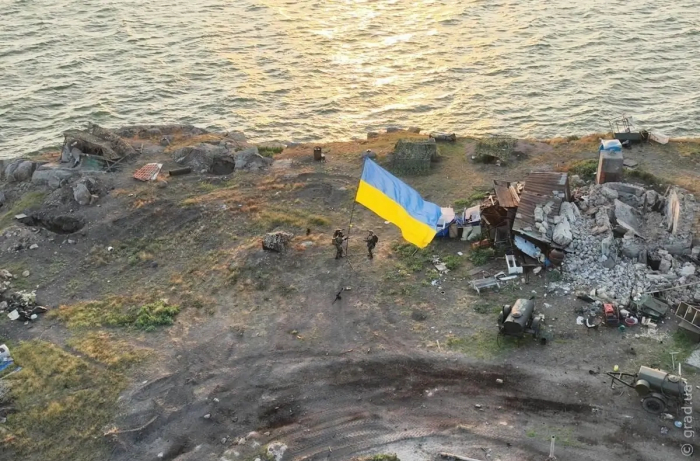 Українські військові обстежують острів Зміїний