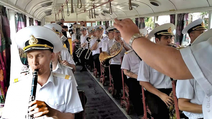 По Одессе курсировал трамвай с музыкантами оркестра Военно-Морских Сил Украины.