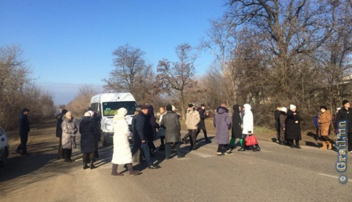 Жители пригорода Одессы перекрыли дорогу