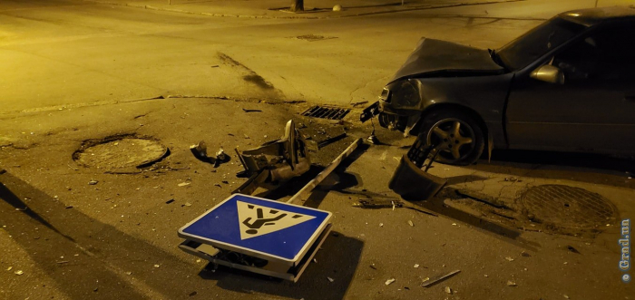 В Одессе автомобиль вылетел на тротуар и снес дорожный знак