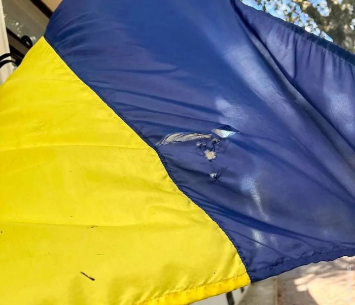 В Одесі 18-річний хлопець порвав державний прапор