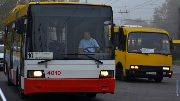 Одесский электробус работает на маршруте 10-го троллейбуса