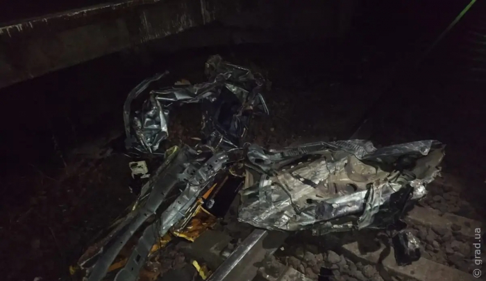 Сбил шлагбаум и попал под поезд: смертельное ДТП на переезде в Одесской области