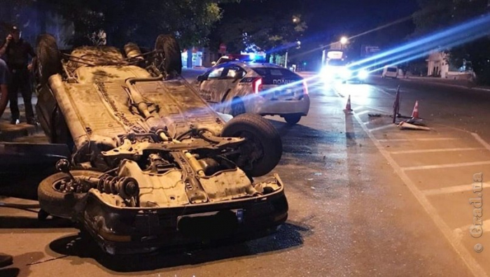 В Одессе ночью перевернулся легковой автомобиль