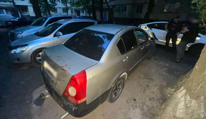 В Одессе задержали двоих хулиганов, которые крушили припаркованные автомобили