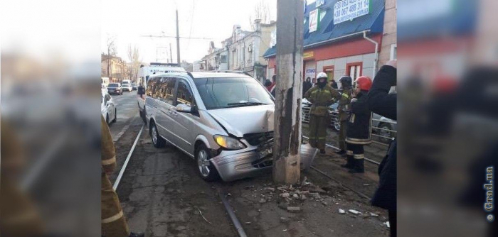 ДТП на Пересыпи: автомобиль врезался в столб