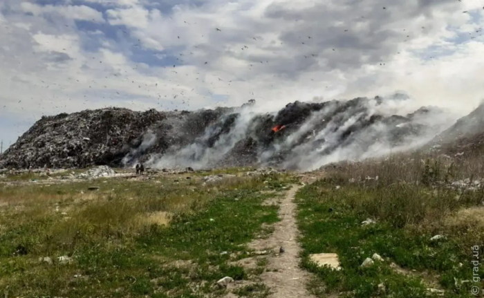 На свалке по Одессой горел мусор