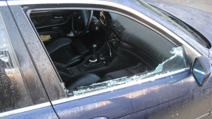 Разбили окно в автомобиле и украли сумку с документами