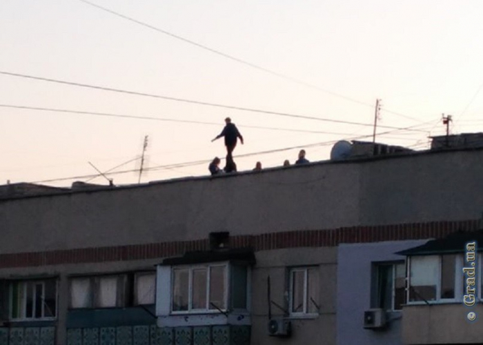 На крыше высотного дома группа несовершеннолетних устроила селфи