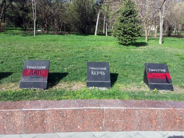 В Одессе вандалы закрасили надписи городов-героев на Аллее Славы