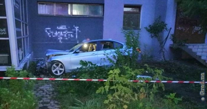 Пьяный водитель погиб, влетев в стену дома