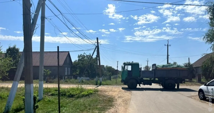 Женщина на мопеде с двумя детьми столкнулась с грузовиком