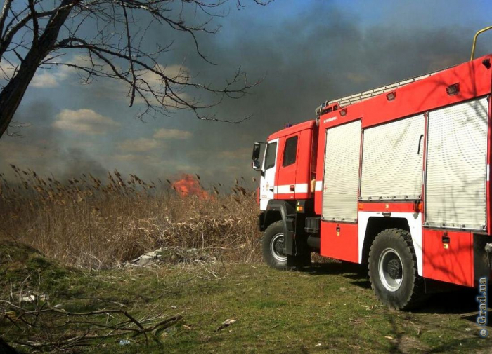 Одесские спасатели ликвидируют пожар у Хаджибеевской дороги