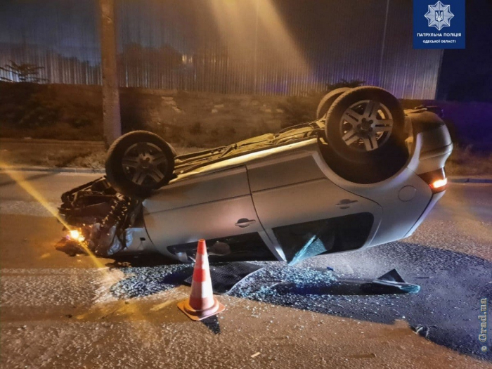 В Одессе перевернулся автомобиль: водитель госпитализирован