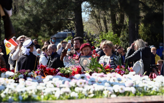 День Победы: одесситы несут цветы к памятнику Неизвестному матросу