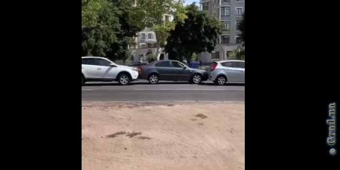 На проспекте Шевченко собрался «паровозик» из трех машин