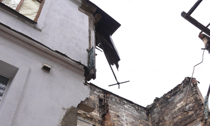 На Нежинской обвалилась стена аварийного здания