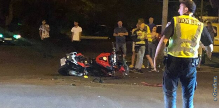 В Одессе мужчина на мотоцикле врезался в BMW