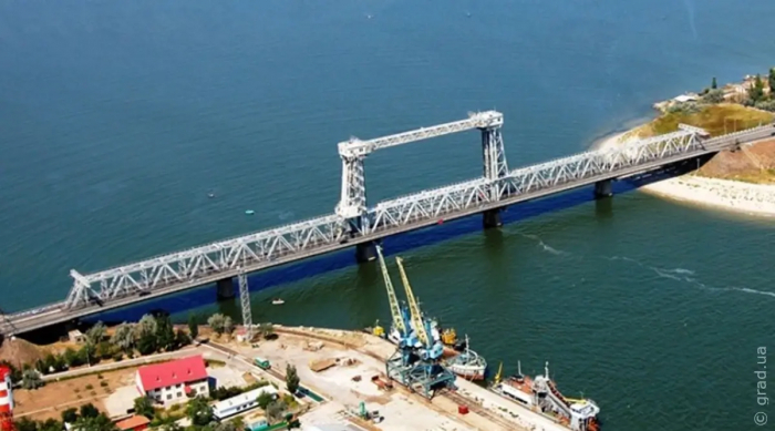 Враг в третий раз обстрелял мост через Днестровский лиман