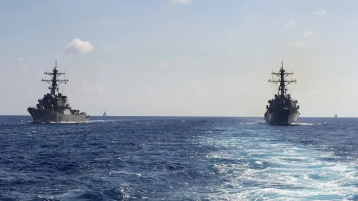 Два ракетных корабля и подводная лодка продолжают угрожать судоходству