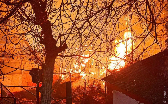 У селі Нерубайське 2 години гасили пожежу у 3-х дерев’яних спорудах
