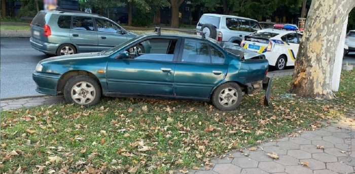 На проспекте Шевченко Nissan врезался в дерево