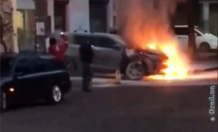 В Одессе сгорел автомобиль Toyota Highlander