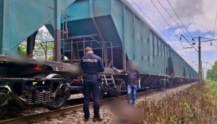 Смерть на железной дороге: в Одесской области 15-летняя девочка попала под поезд